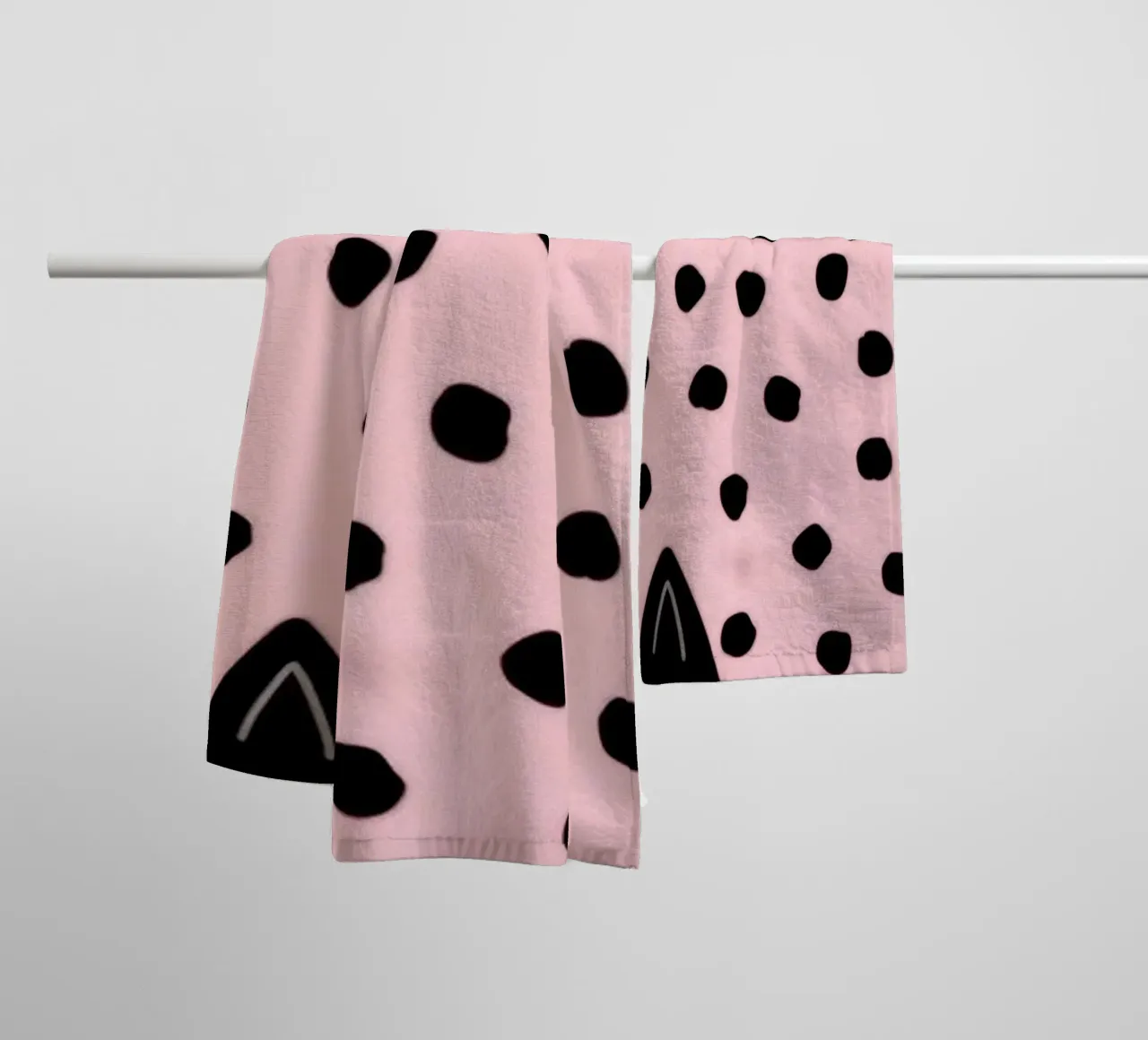 Fascino a pois in grassetto asciugamano da bagno da Atelier Tiga