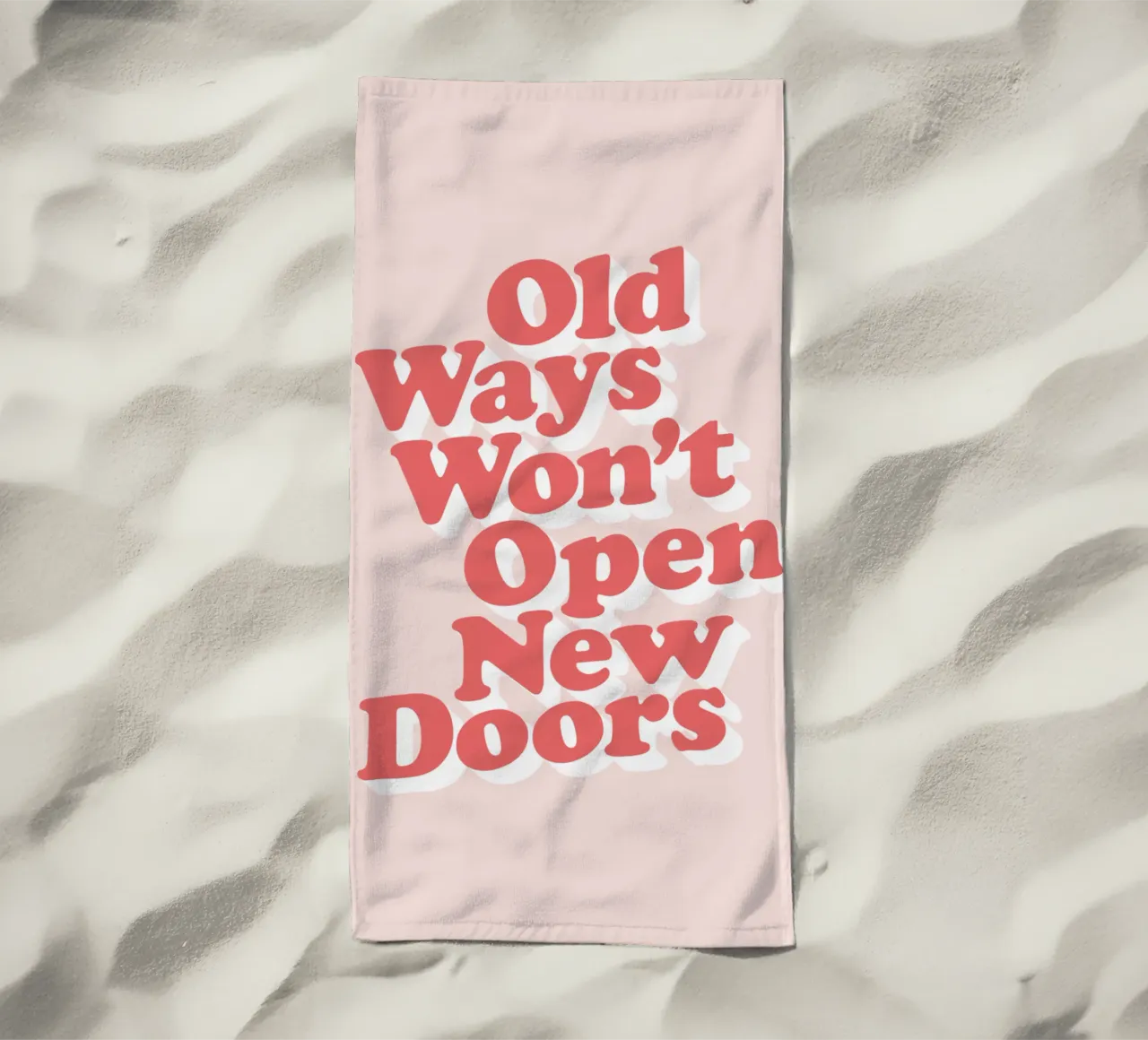 Old Ways Won't Open New Doors Tipografía Diseño toalla de playa de THE MOTIVATED TYPE