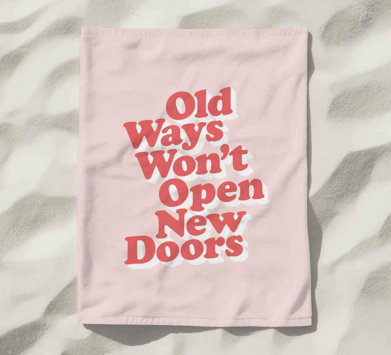 Old Ways Won't Open New Doors Tipografía Diseño toalla de playa de THE MOTIVATED TYPE