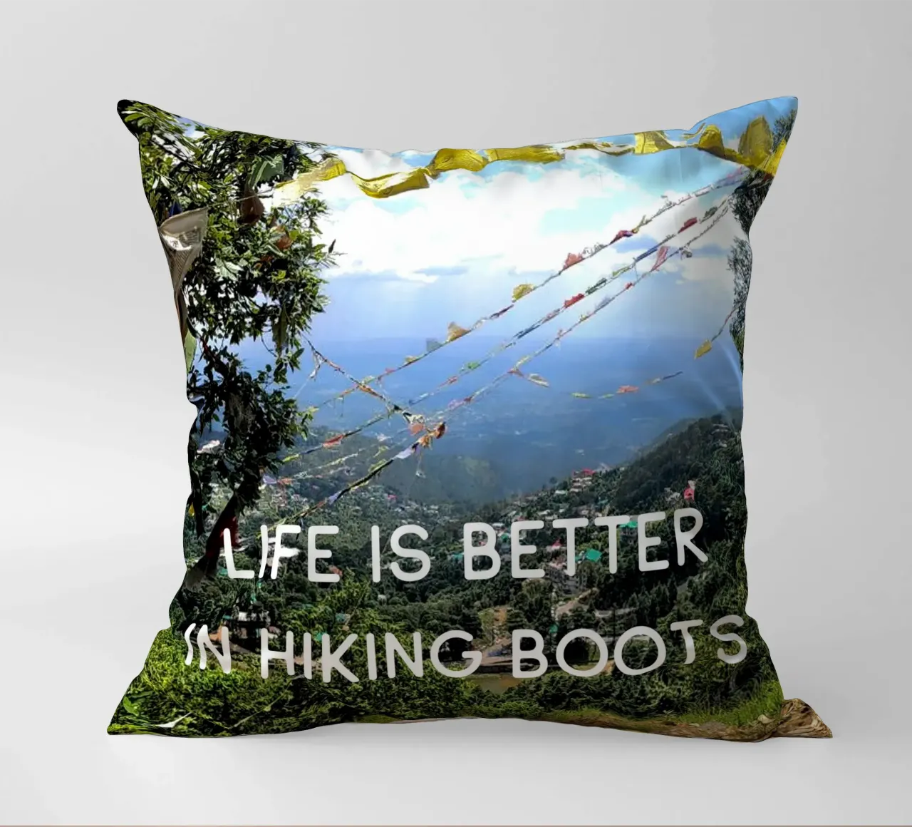 Life is better in hiking boots cuscino da Happy 😃 Art 🎨 by Christine Schnoell