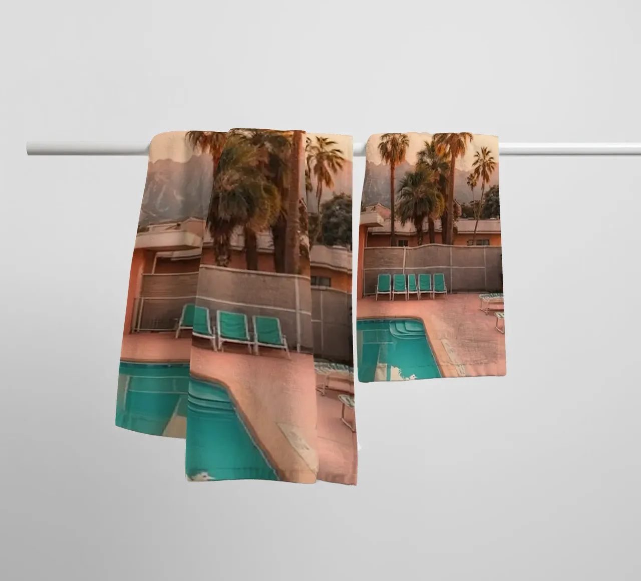 Poolside Dreams – Palm Springs Vibes asciugamano da bagno da BLICKPUNKT