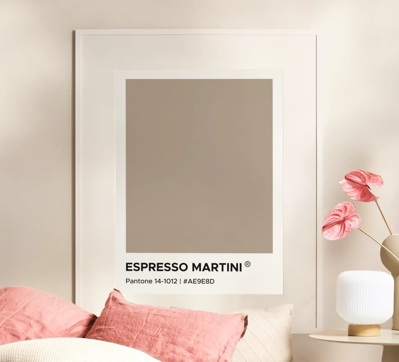 Espresso Martini Pantone poster con telaio in legno da Paigaam Studio