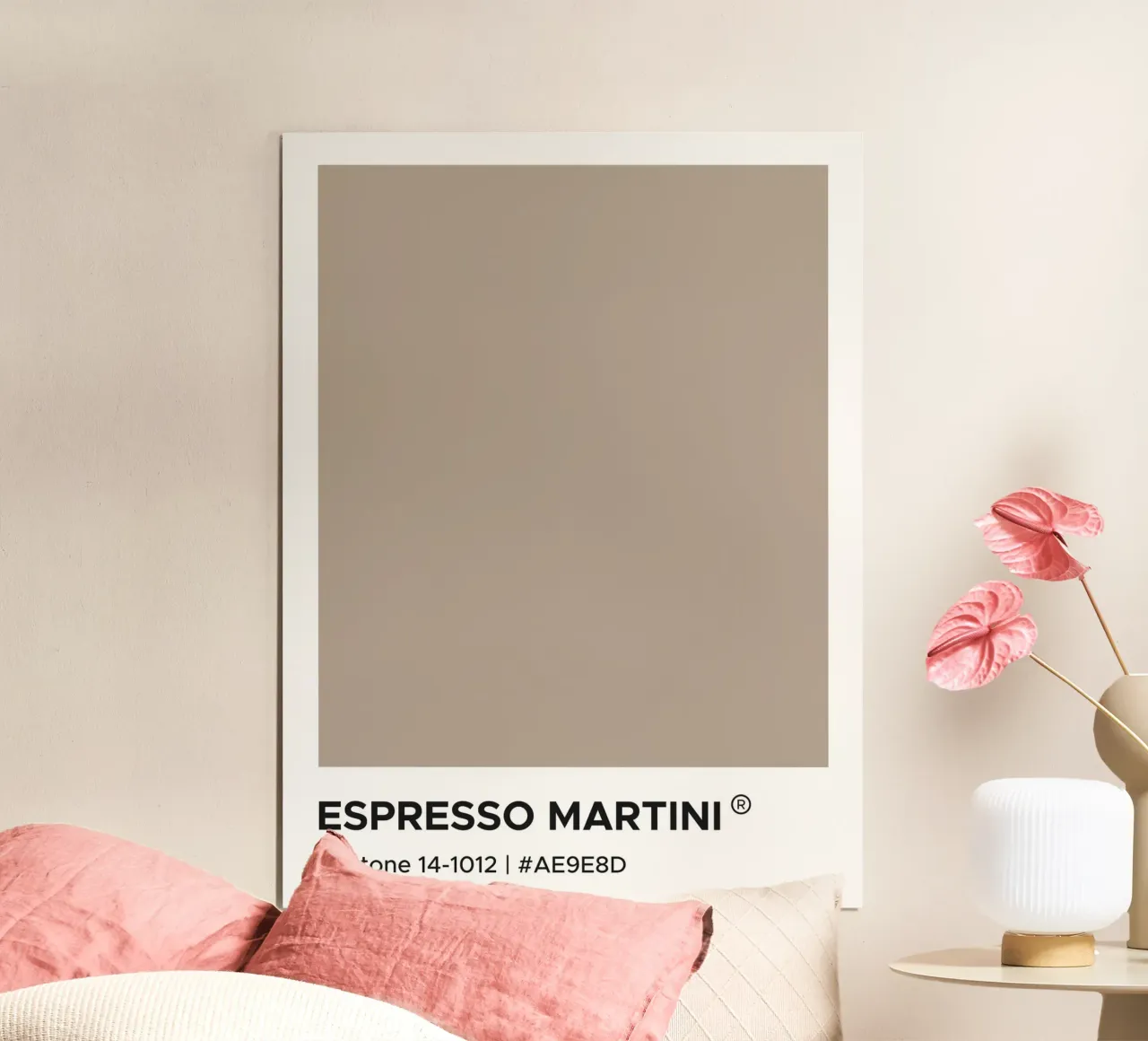 Espresso Martini Pantone poster con telaio in legno da Paigaam Studio