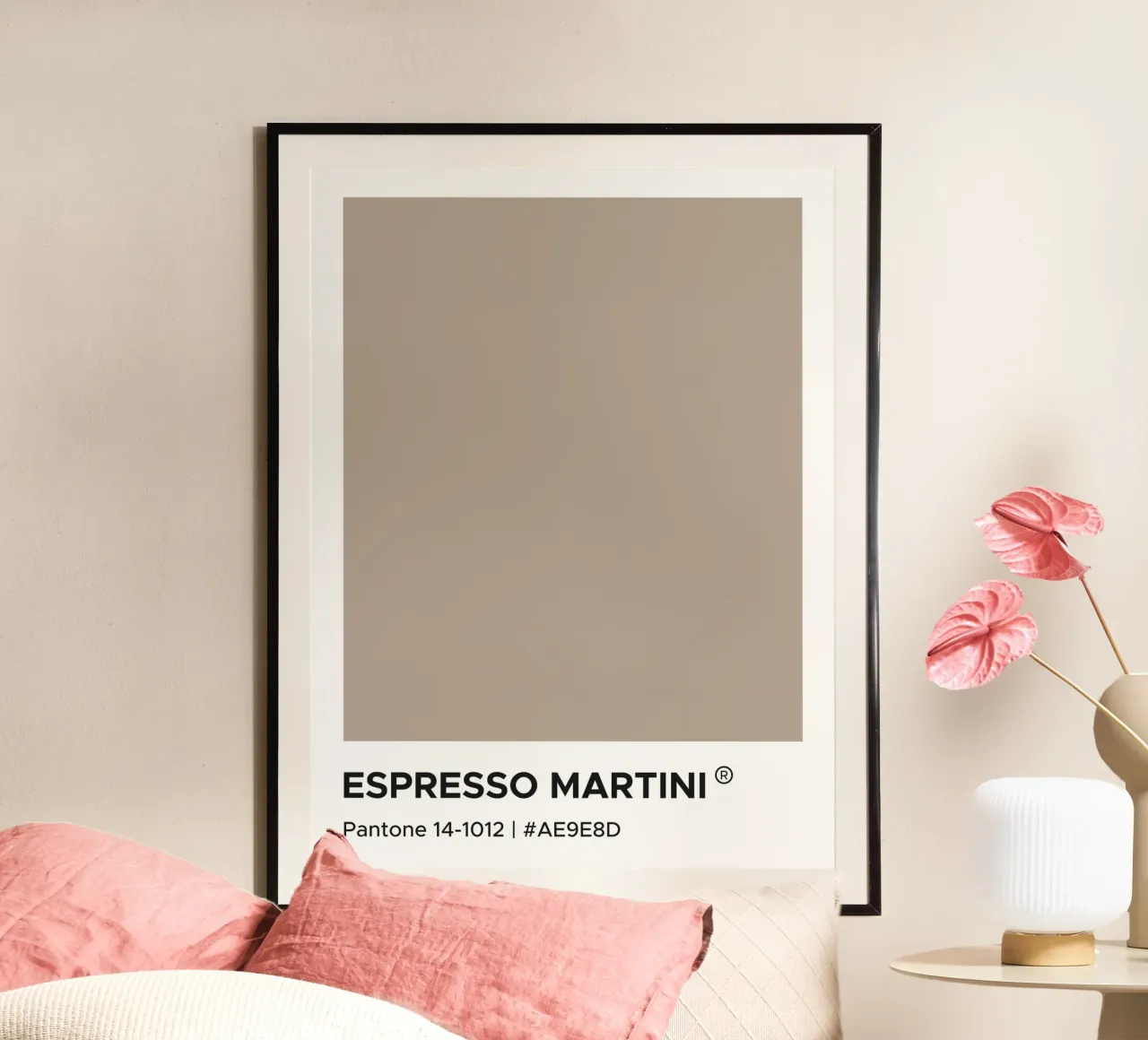 Espresso Martini Pantone poster con telaio in legno da Paigaam Studio