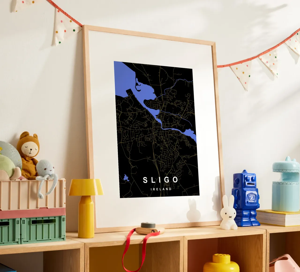Sligo Ierland Stadskaart Zwart-Goud poster met kunststof frame van Cartographers Library