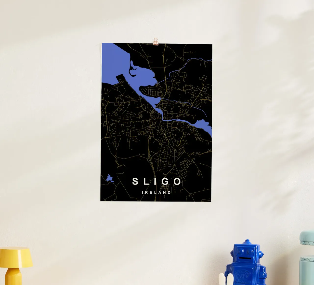 Sligo Ierland Stadskaart Zwart-Goud poster met kunststof frame van Cartographers Library