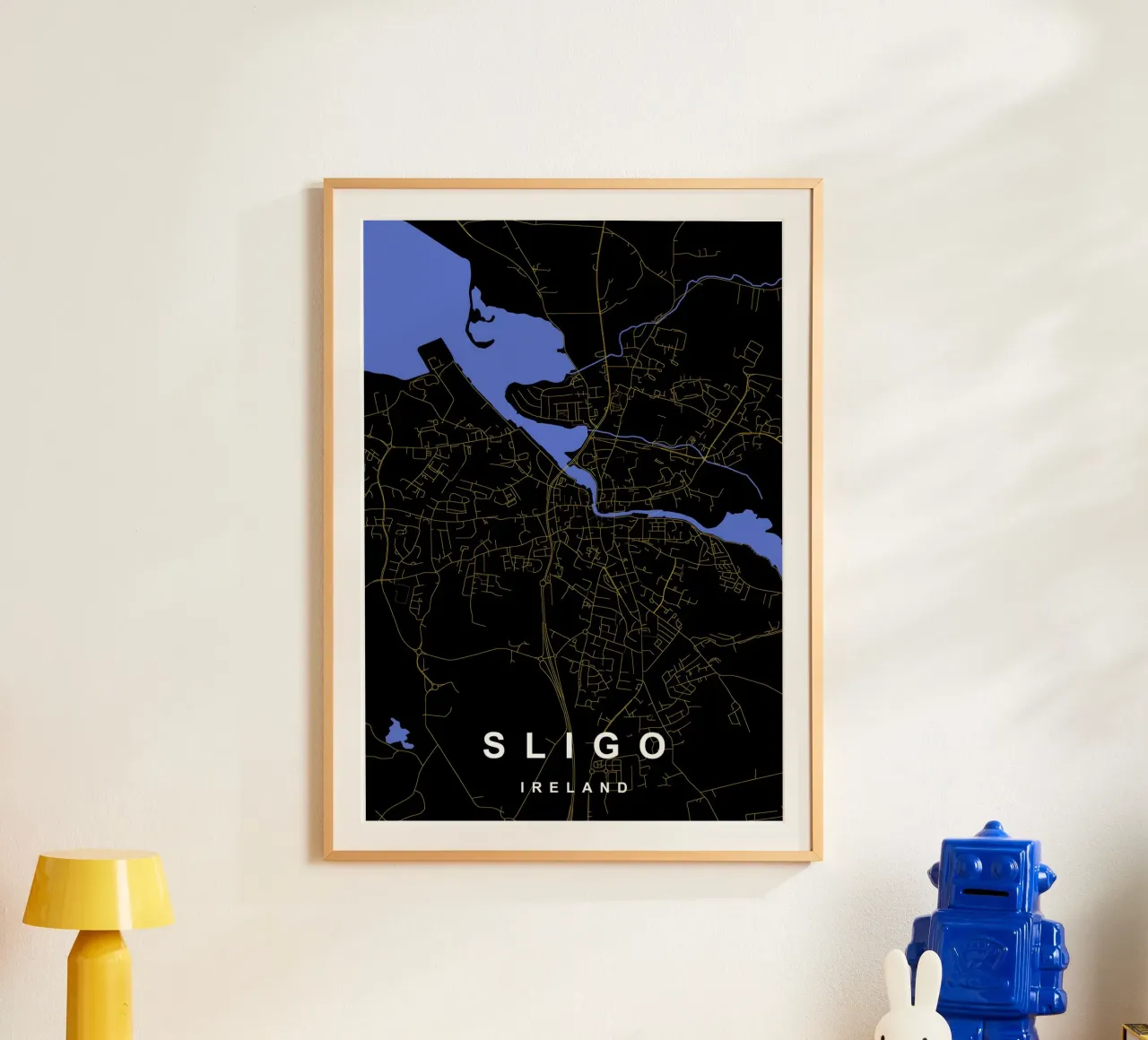 Sligo Ierland Stadskaart Zwart-Goud poster met kunststof frame van Cartographers Library