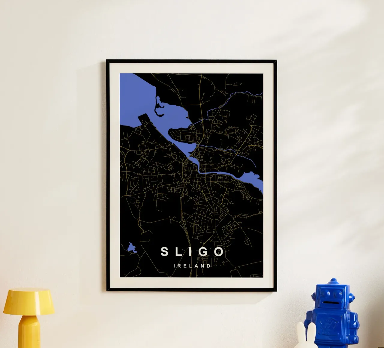 Sligo Ierland Stadskaart Zwart-Goud poster met kunststof frame van Cartographers Library