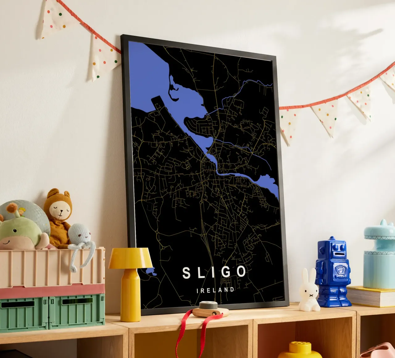 Sligo Ierland Stadskaart Zwart-Goud poster met kunststof frame van Cartographers Library