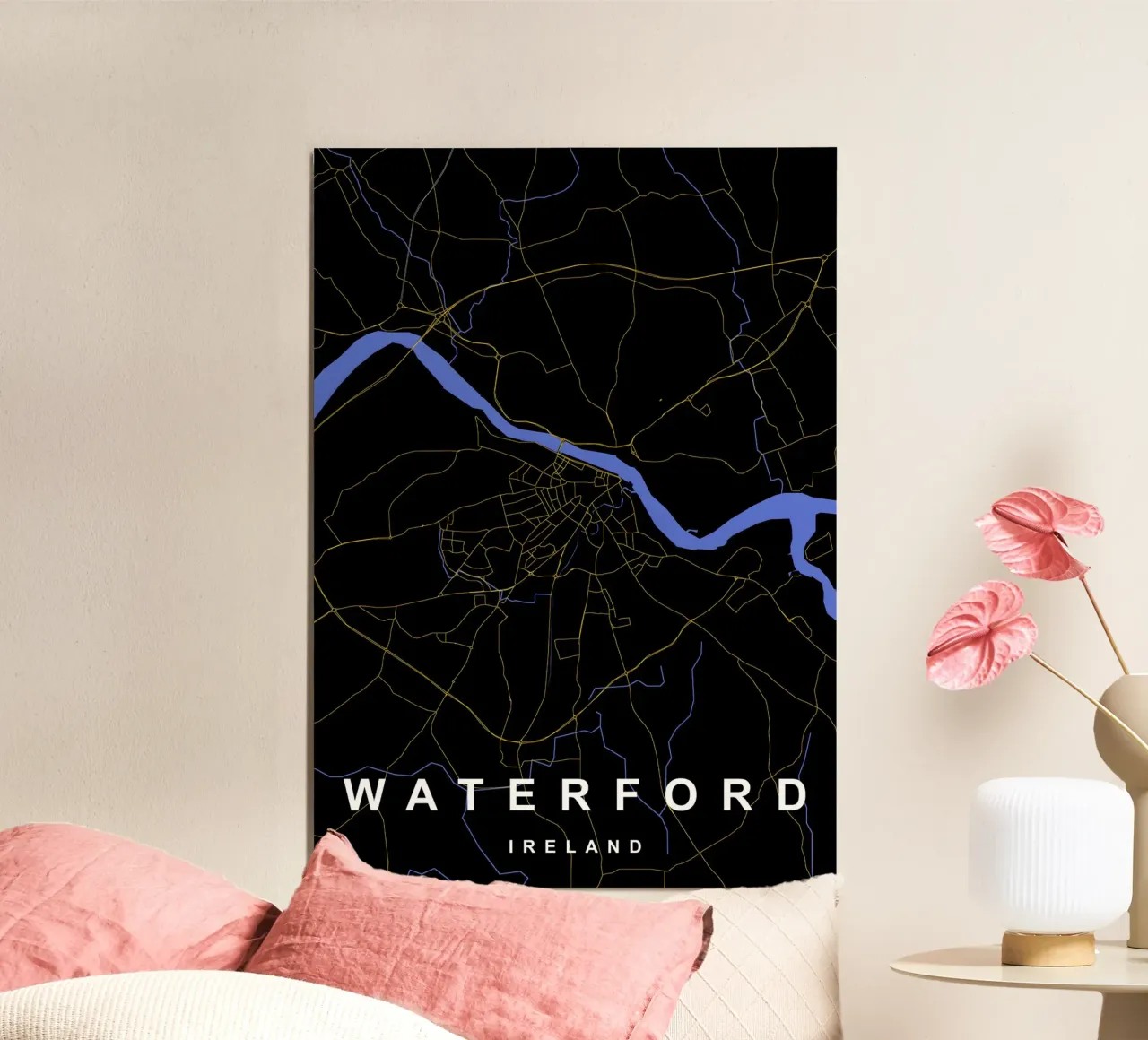 Waterford Irlanda - Mappa della città in nero e oro poster con telaio in alluminio da Cartographers Library