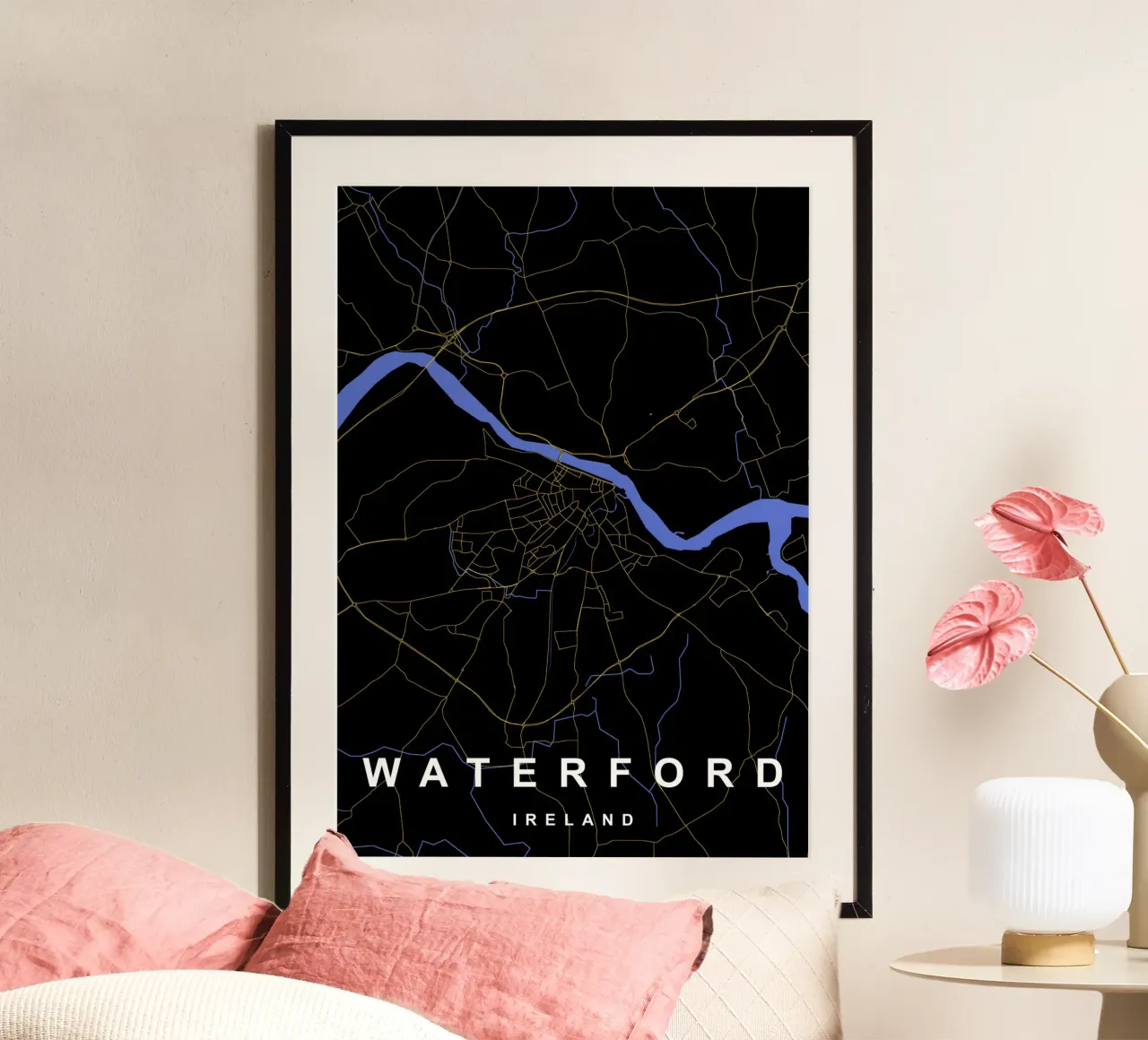 Waterford Irlanda - Mappa della città in nero e oro poster con telaio in alluminio da Cartographers Library