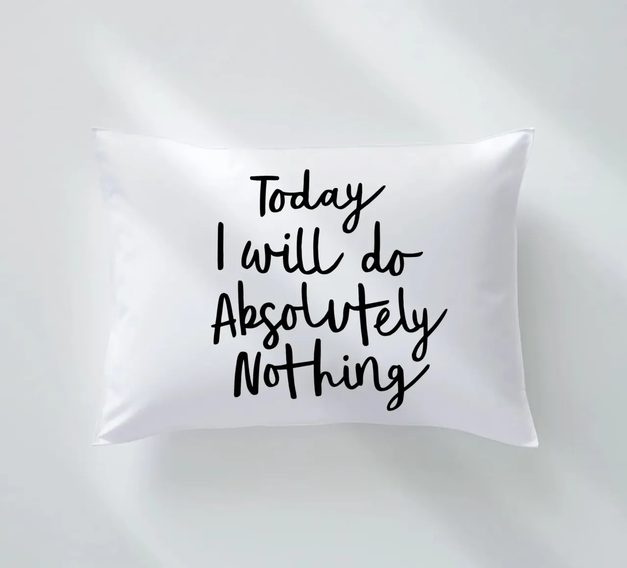 Oggi non farò assolutamente nulla, pigro design tipografico cuscino da THE MOTIVATED TYPE