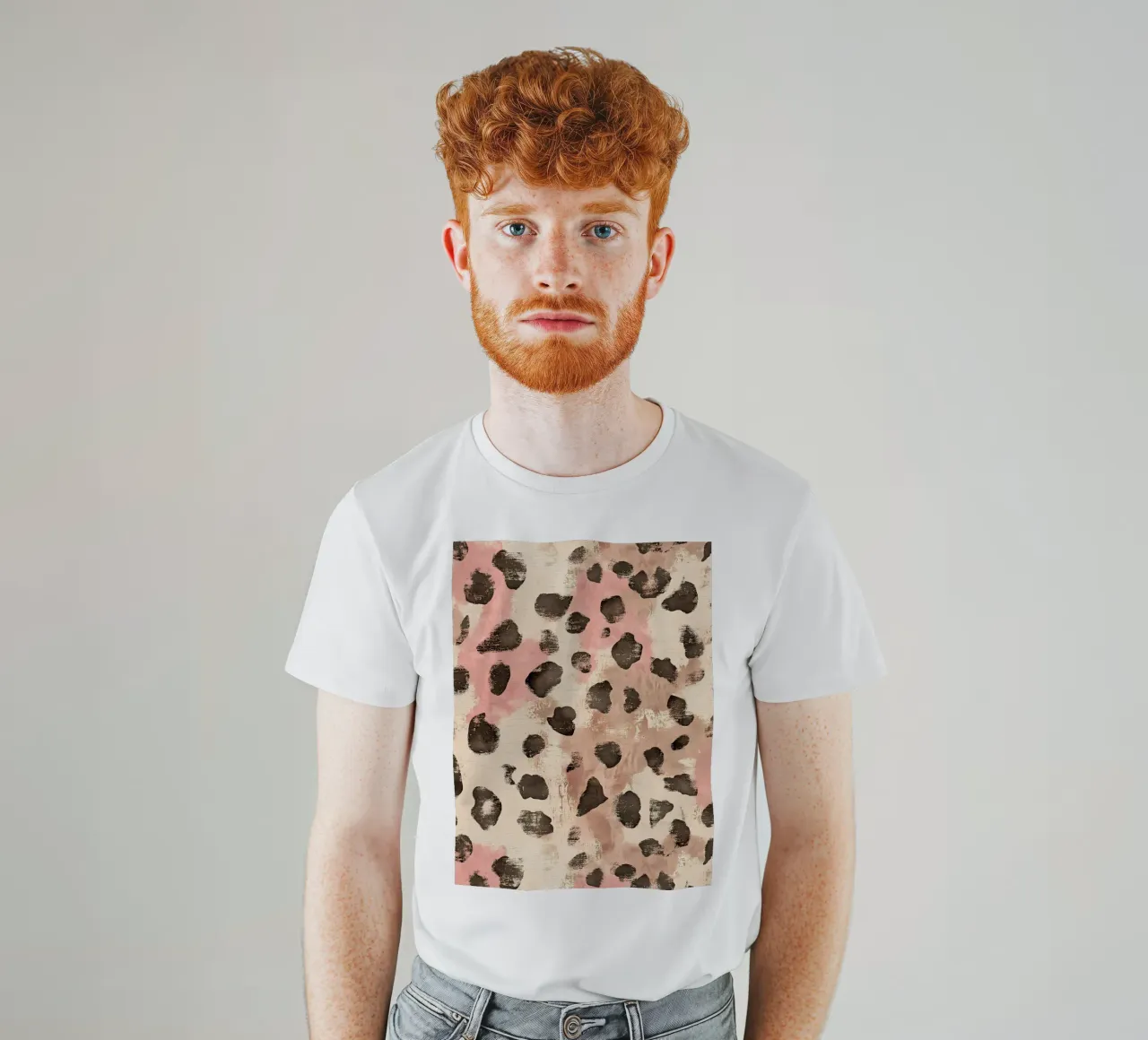 Leopard & Pink t-shirt da IamHomeStudio