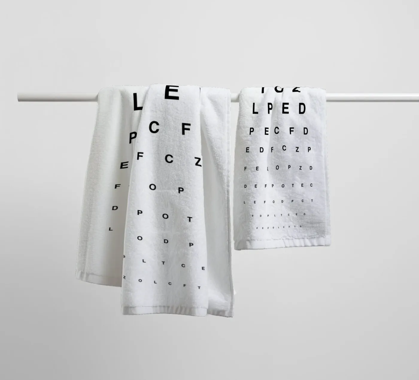 Eye Chart badhanddoek van daylight design studio