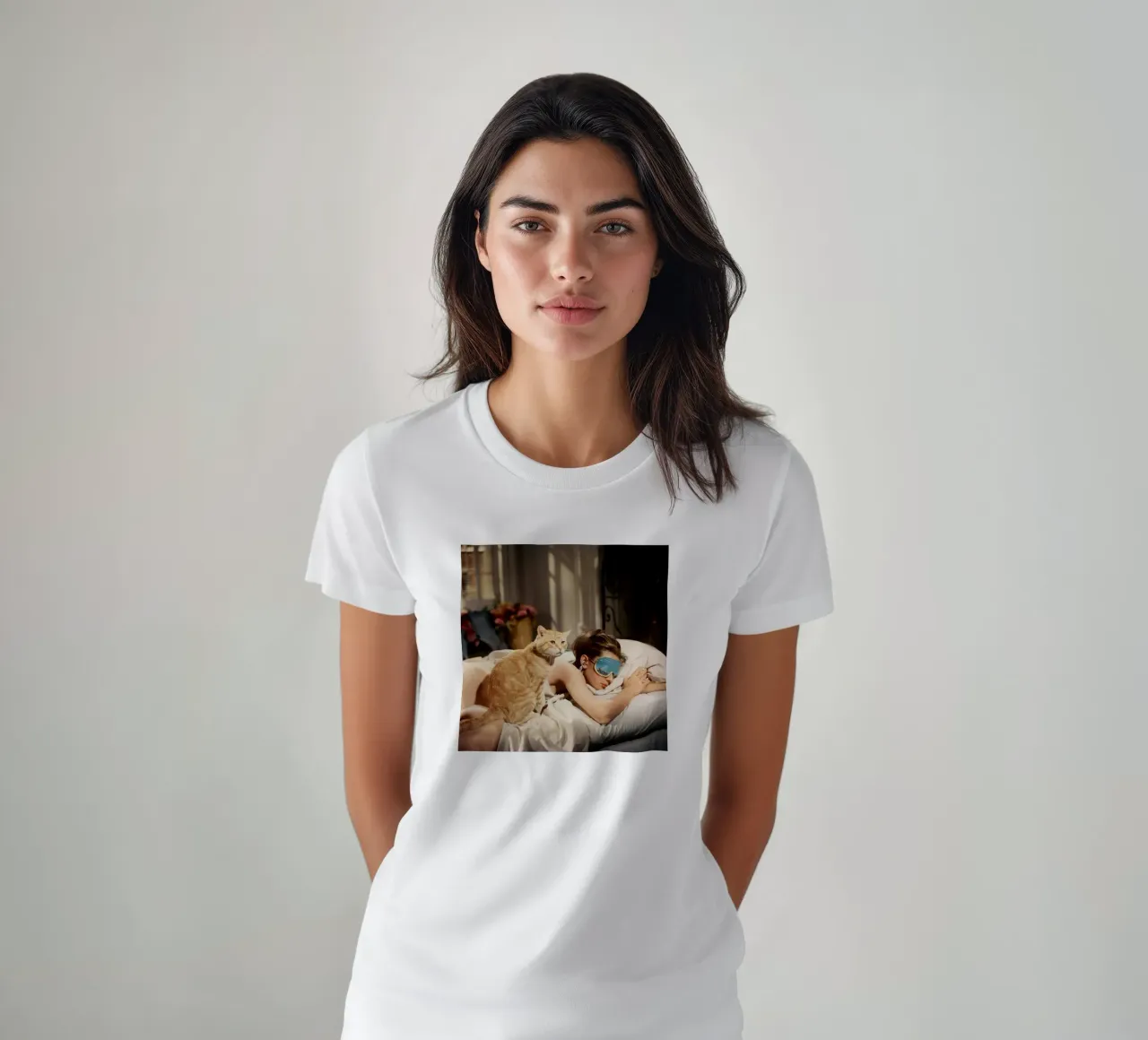 La ragazza dorme con un gatto t-shirt da Piere art Shops