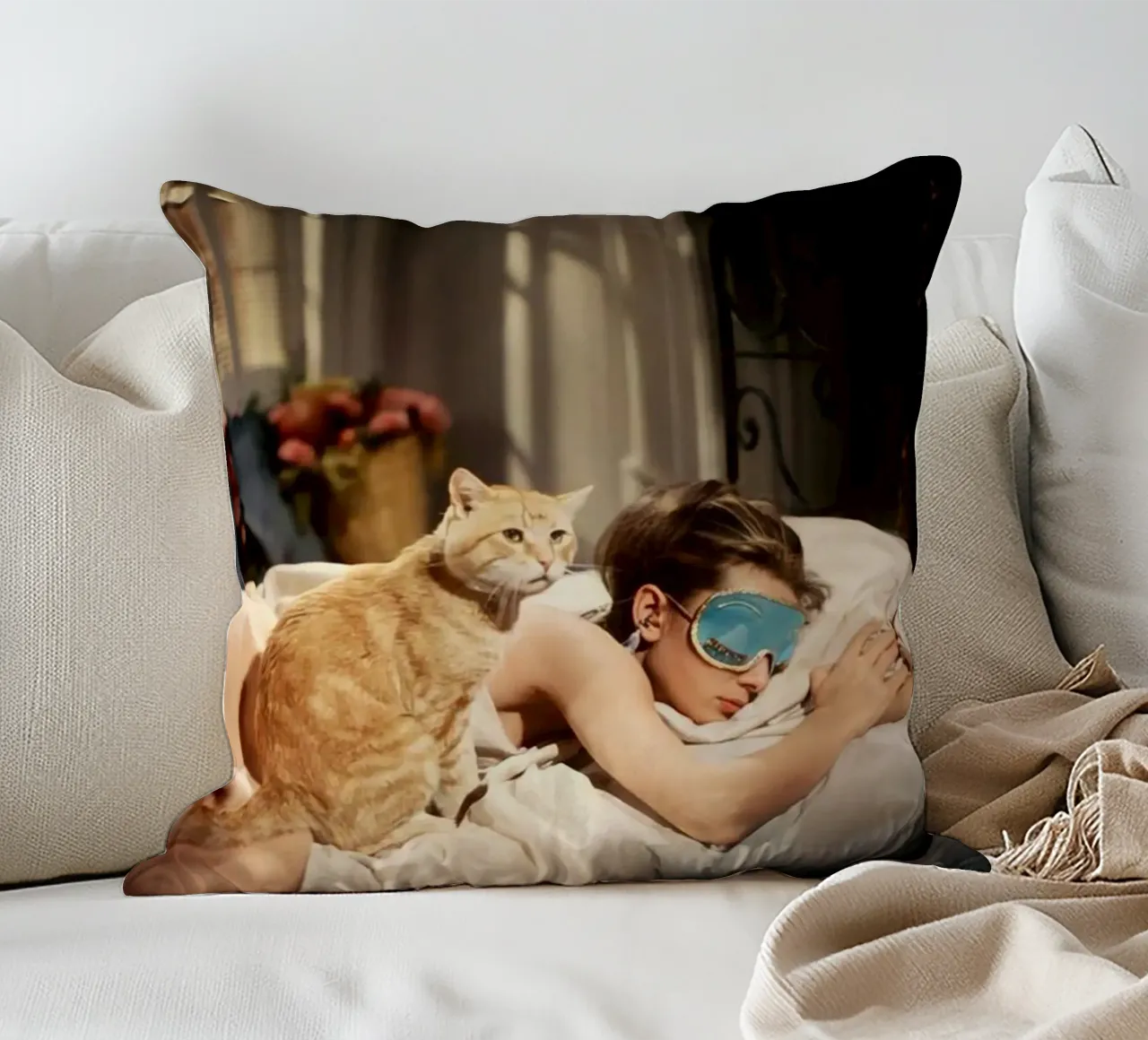 La ragazza dorme con un gatto cuscino da Piere art Shops