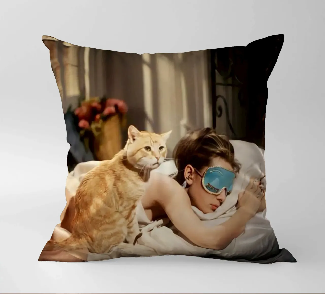 La ragazza dorme con un gatto cuscino da Piere art Shops