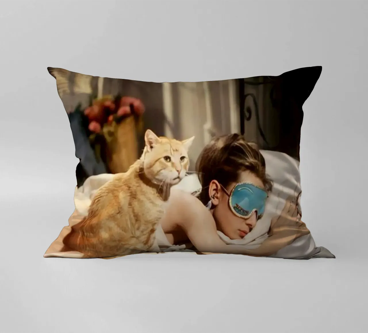 La ragazza dorme con un gatto cuscino da Piere art Shops