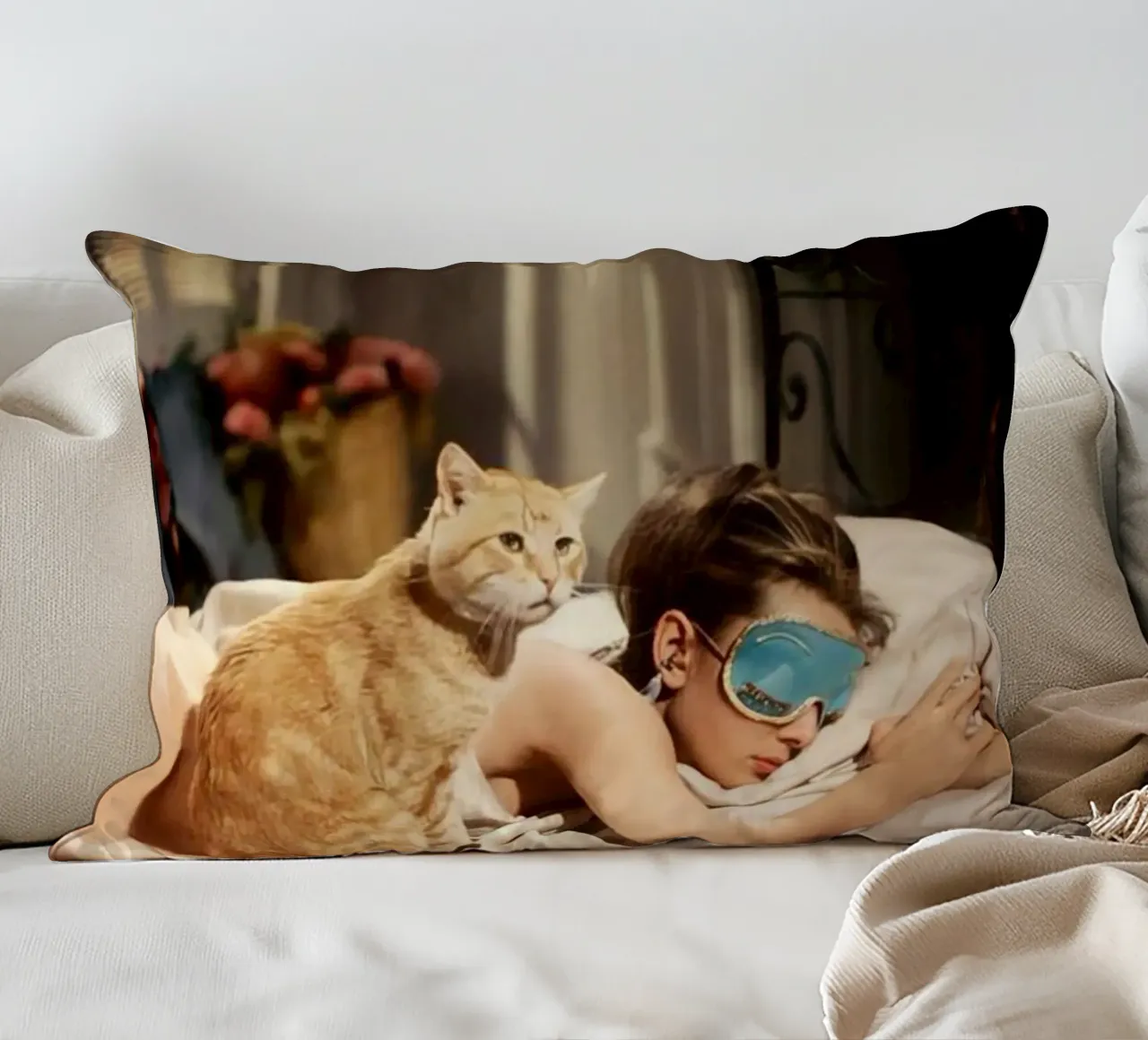 La ragazza dorme con un gatto cuscino da Piere art Shops