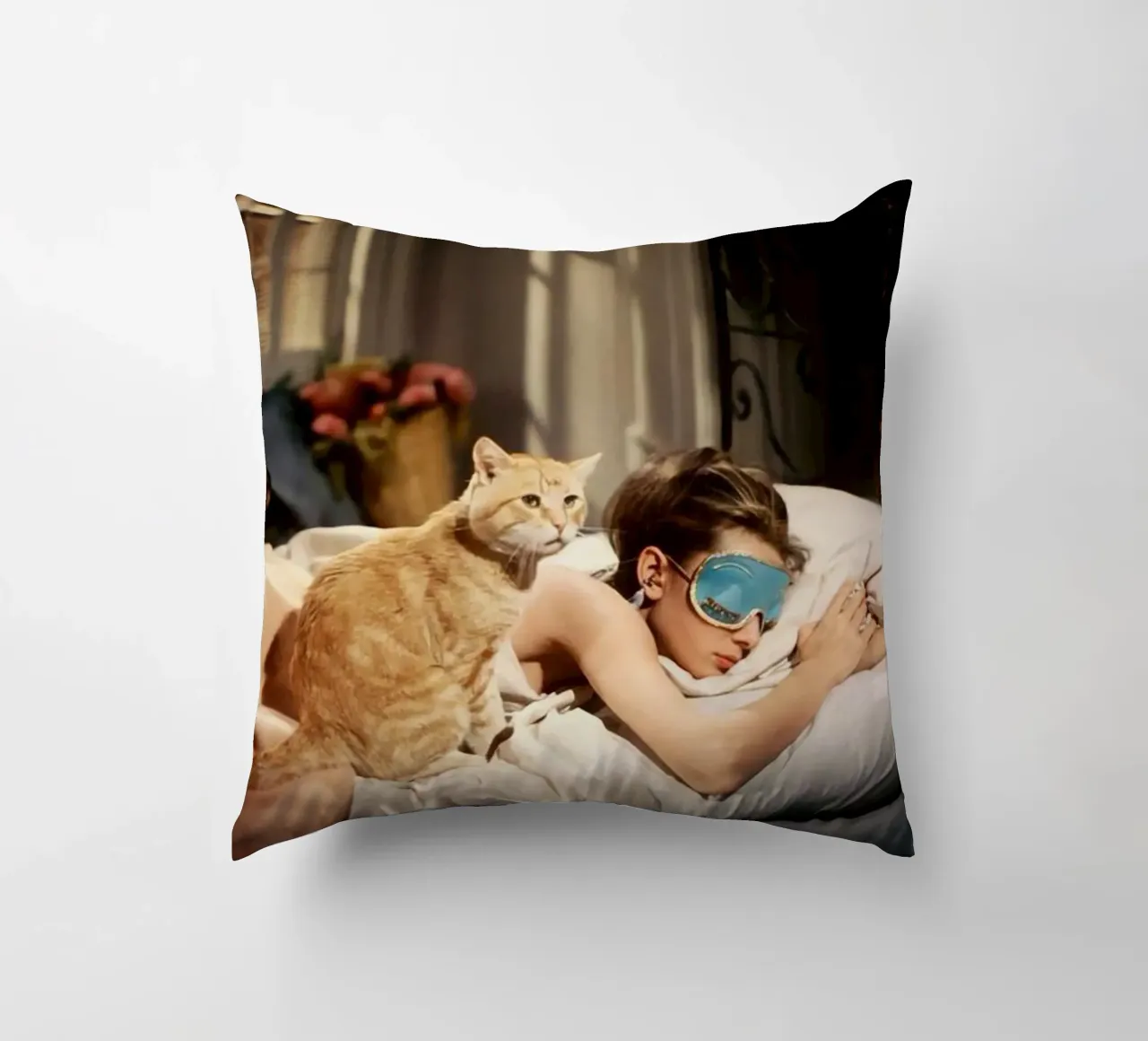 La ragazza dorme con un gatto cuscino da Piere art Shops
