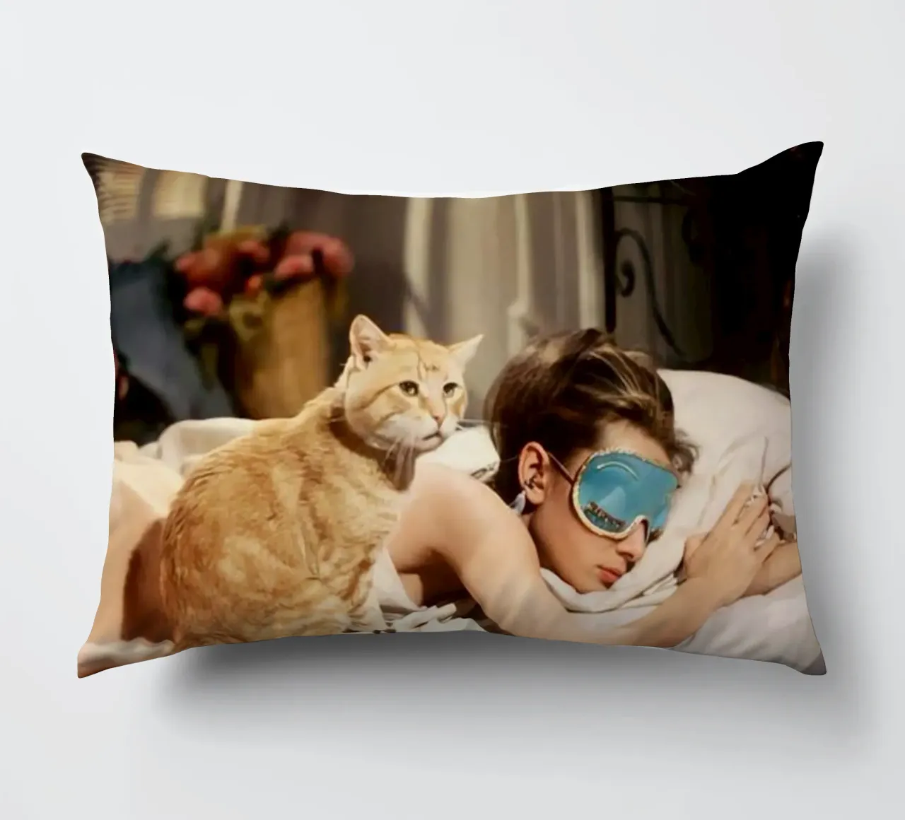 La ragazza dorme con un gatto cuscino da Piere art Shops