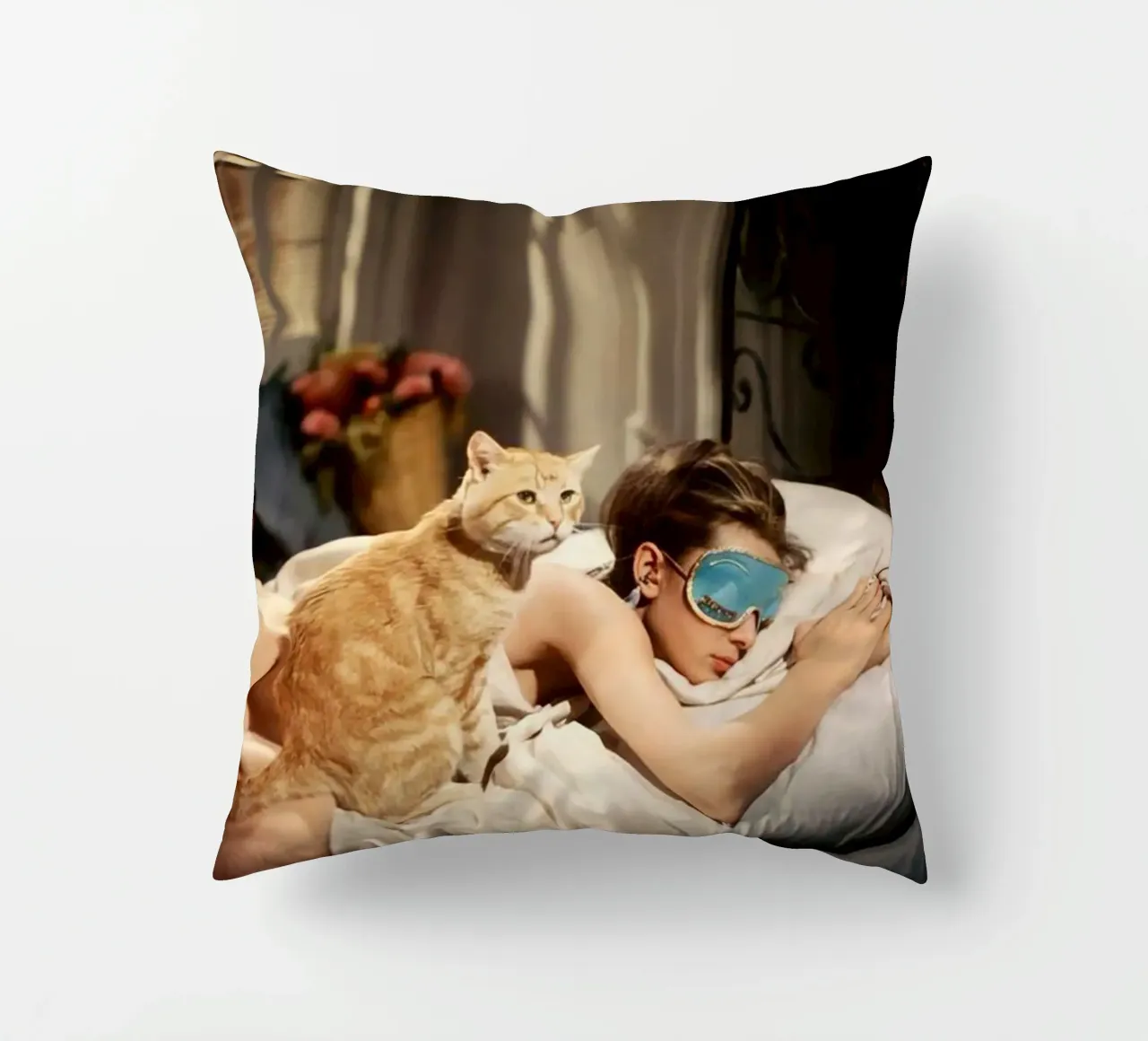 La ragazza dorme con un gatto cuscino da Piere art Shops