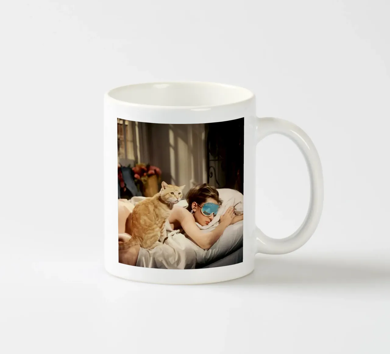 La ragazza dorme con un gatto tazza in ceramica da Piere art Shops