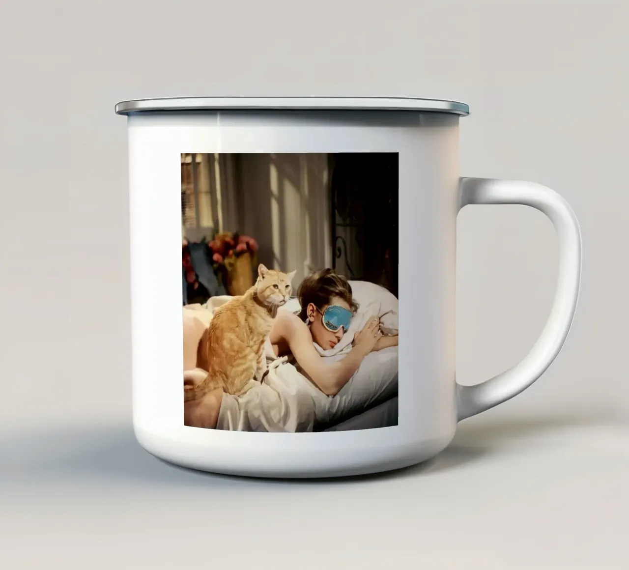 La ragazza dorme con un gatto tazza in smalto da Piere art Shops