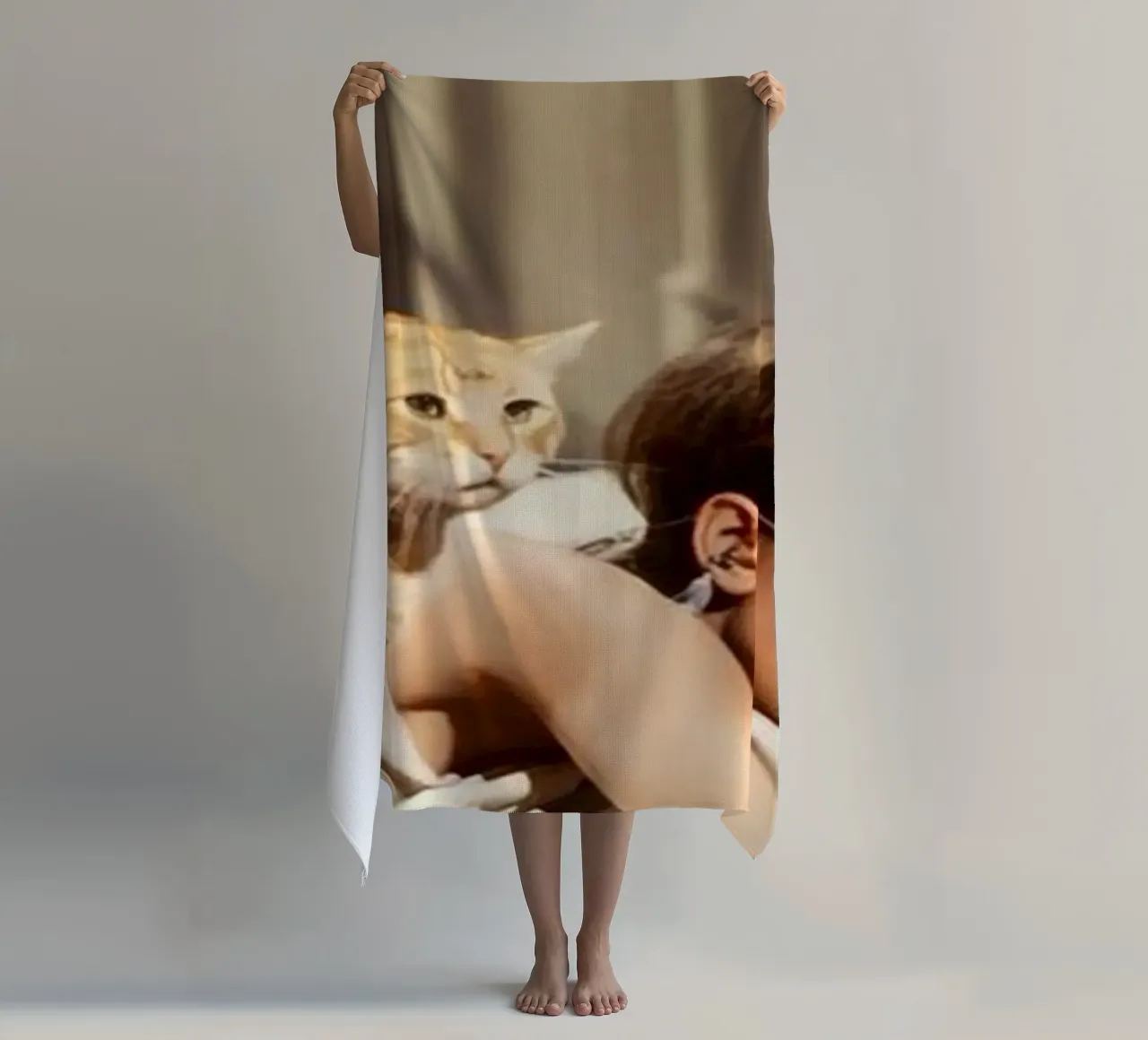 La ragazza dorme con un gatto telo mare da Piere art Shops