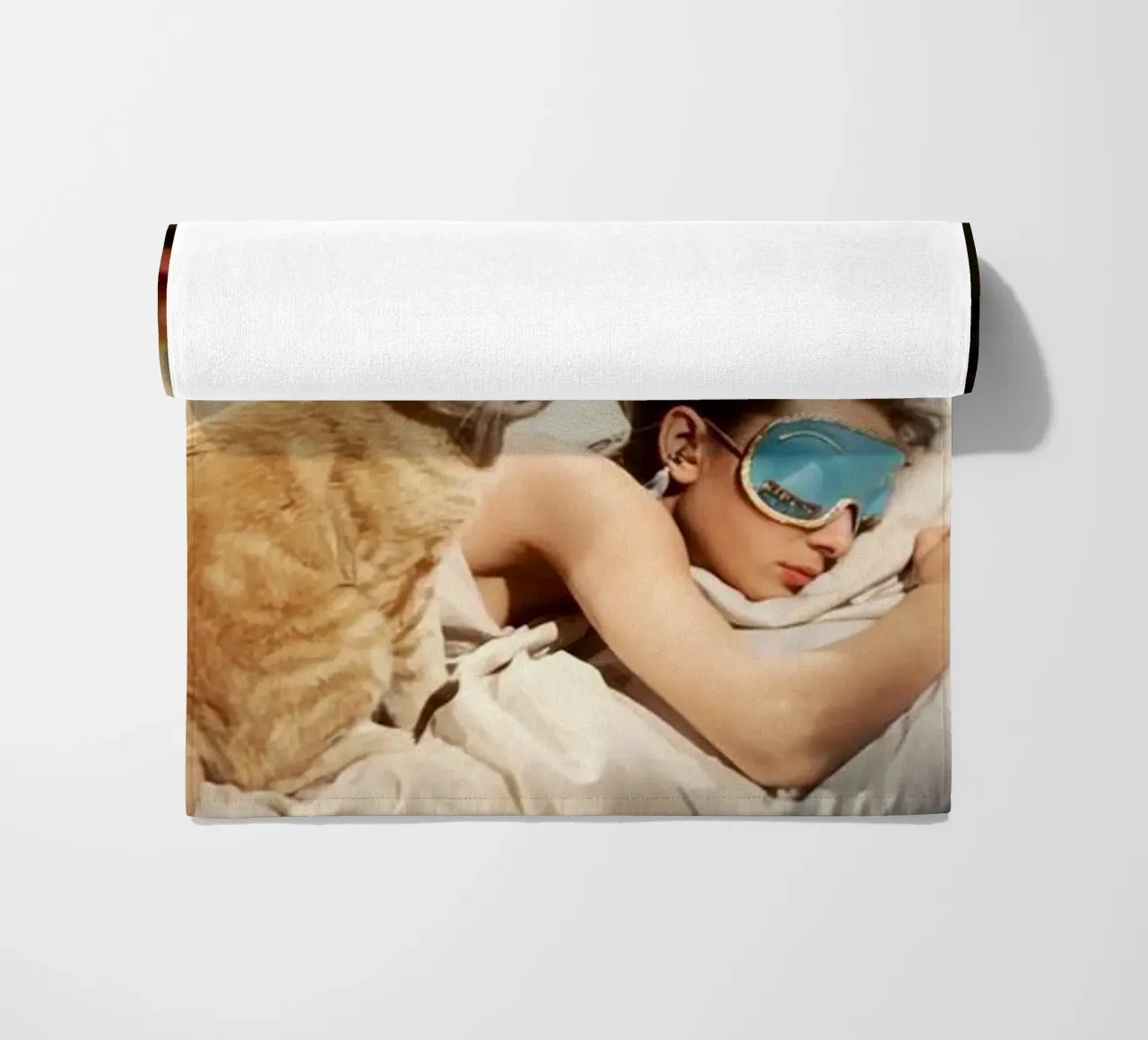 La ragazza dorme con un gatto telo mare da Piere art Shops
