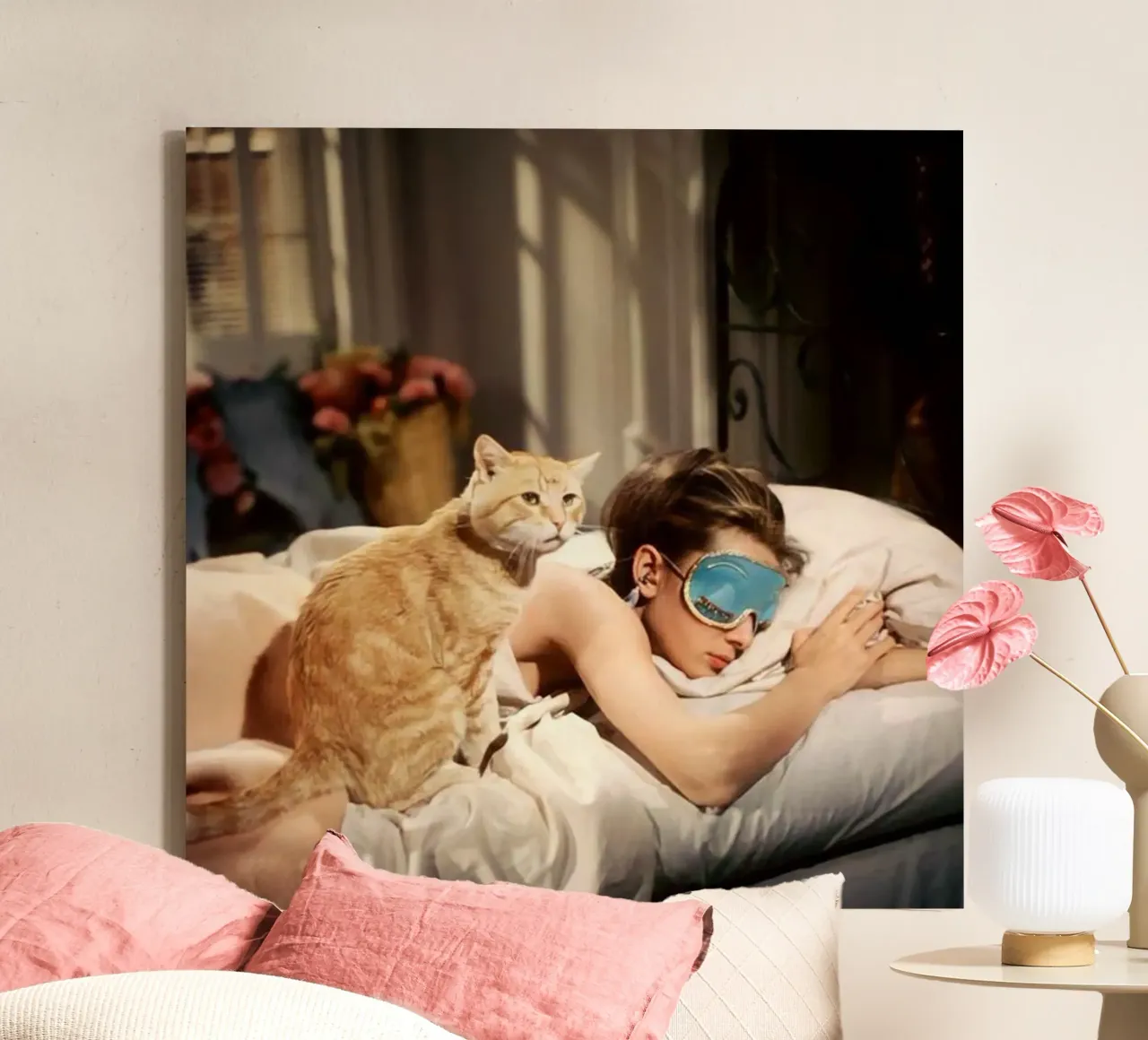 La ragazza dorme con un gatto tela con Cornice a cassetta da Piere art Shops