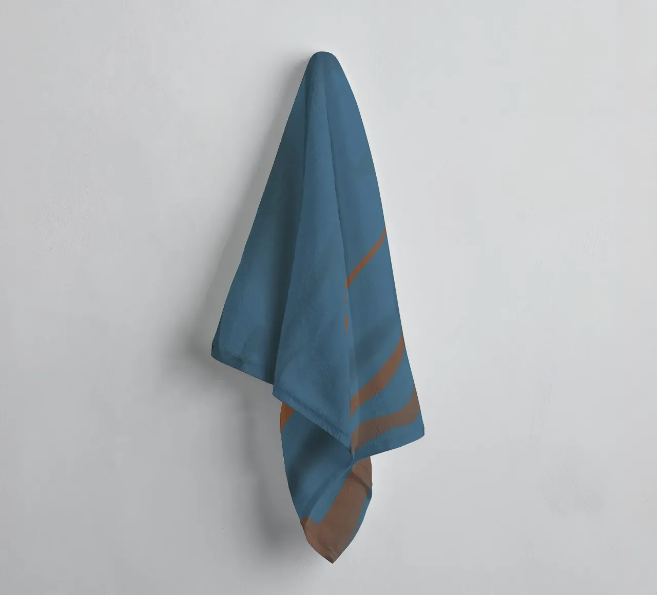 Abstraktes gezacktes blaues Wellen Muster Handtuch von Something for you