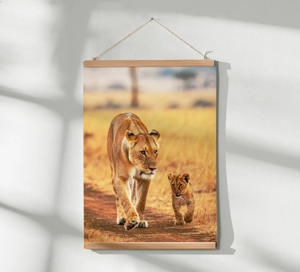 cucciolo di leone e mamma poster con telaio in alluminio da syabiqo