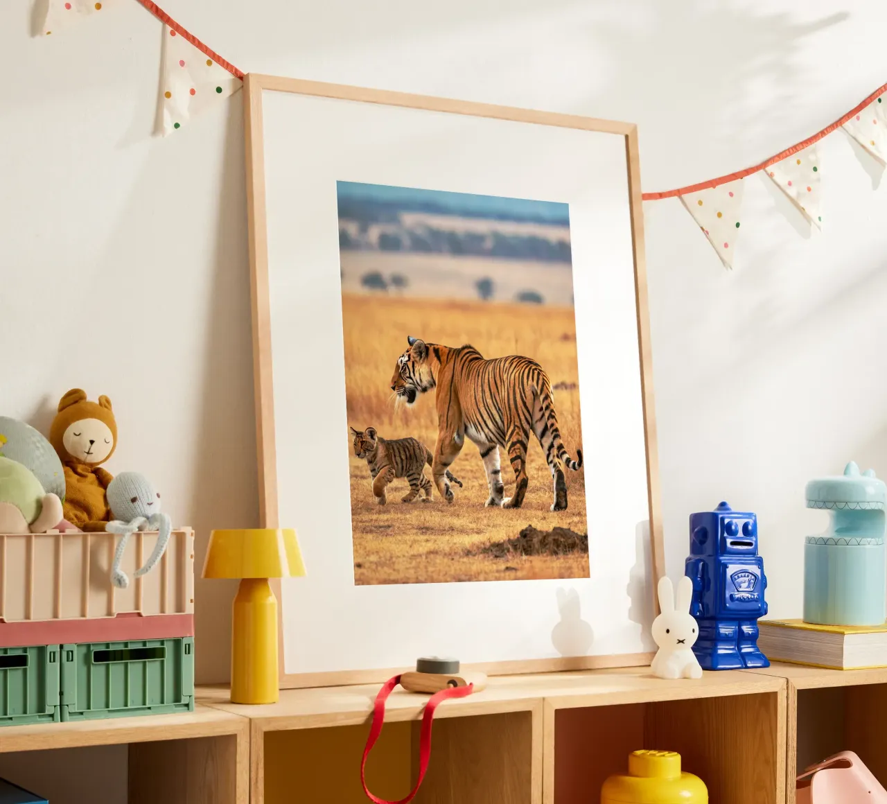 babytijger en moeder poster met houten frame van syabiqo