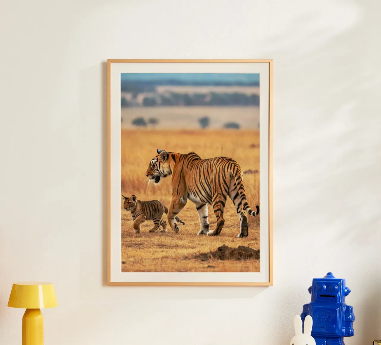 babytijger en moeder poster met houten frame van syabiqo