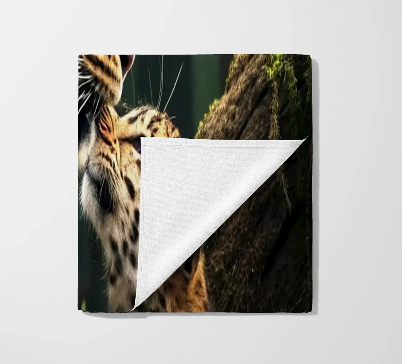 Tigre e cucciolo di tigre nella foresta telo mare da syabiqo