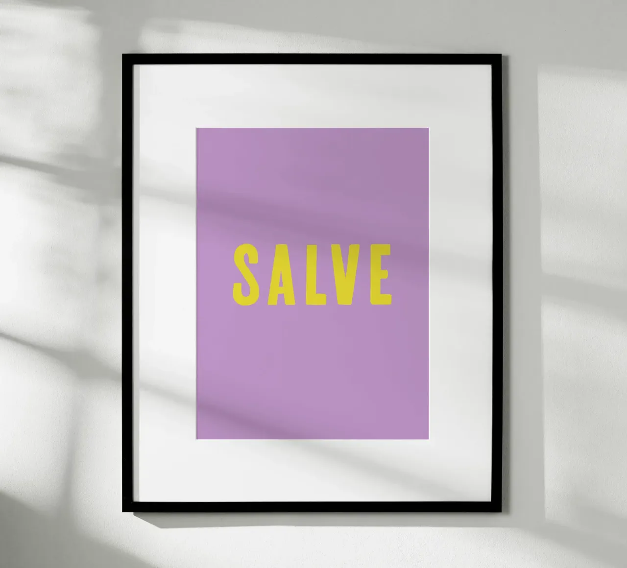 Salvezza gialla su lilla poster con telaio in plastica da Alisa Knöß