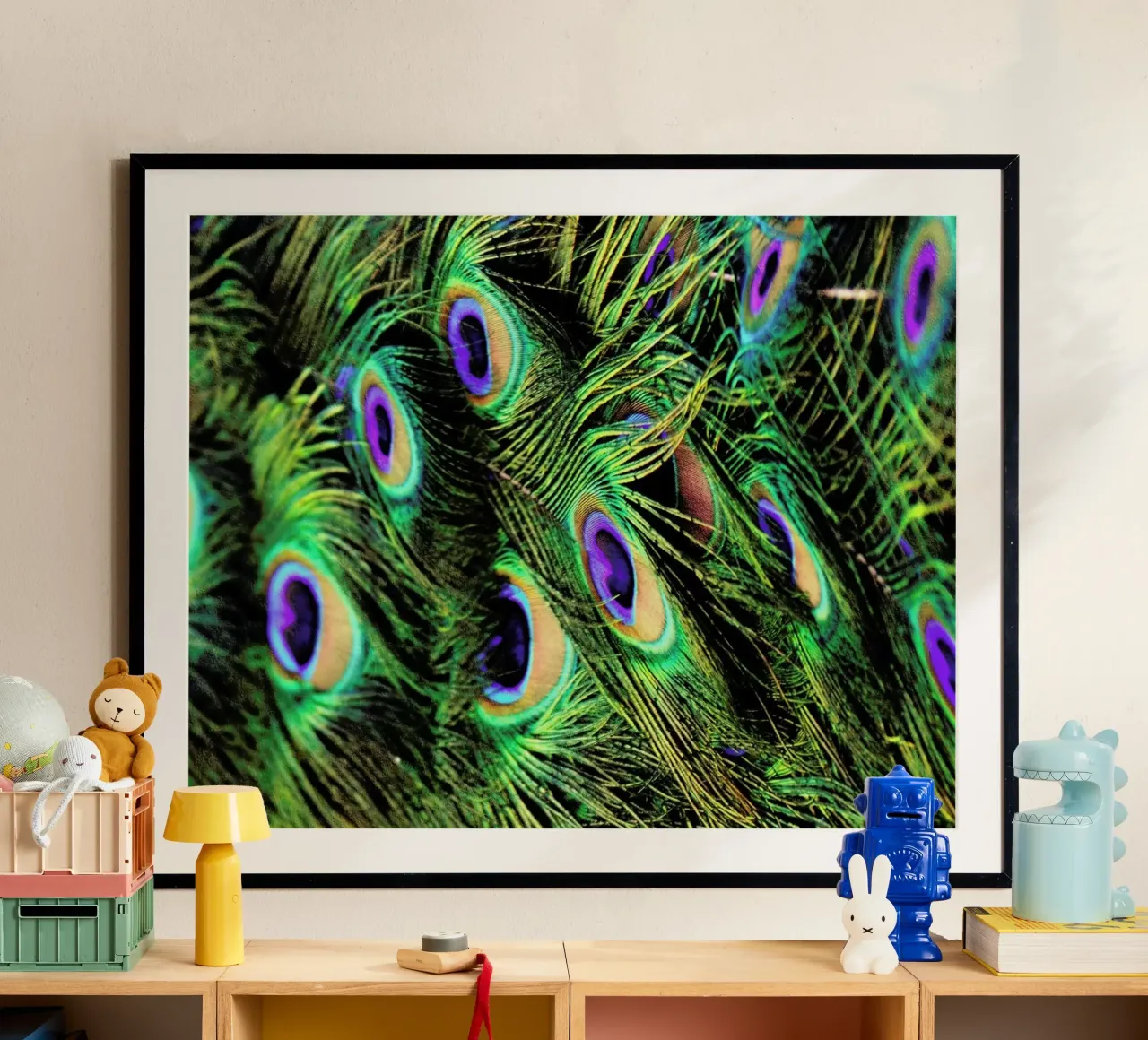 Peacock Plumes poster con telaio in plastica da Robin Delean
