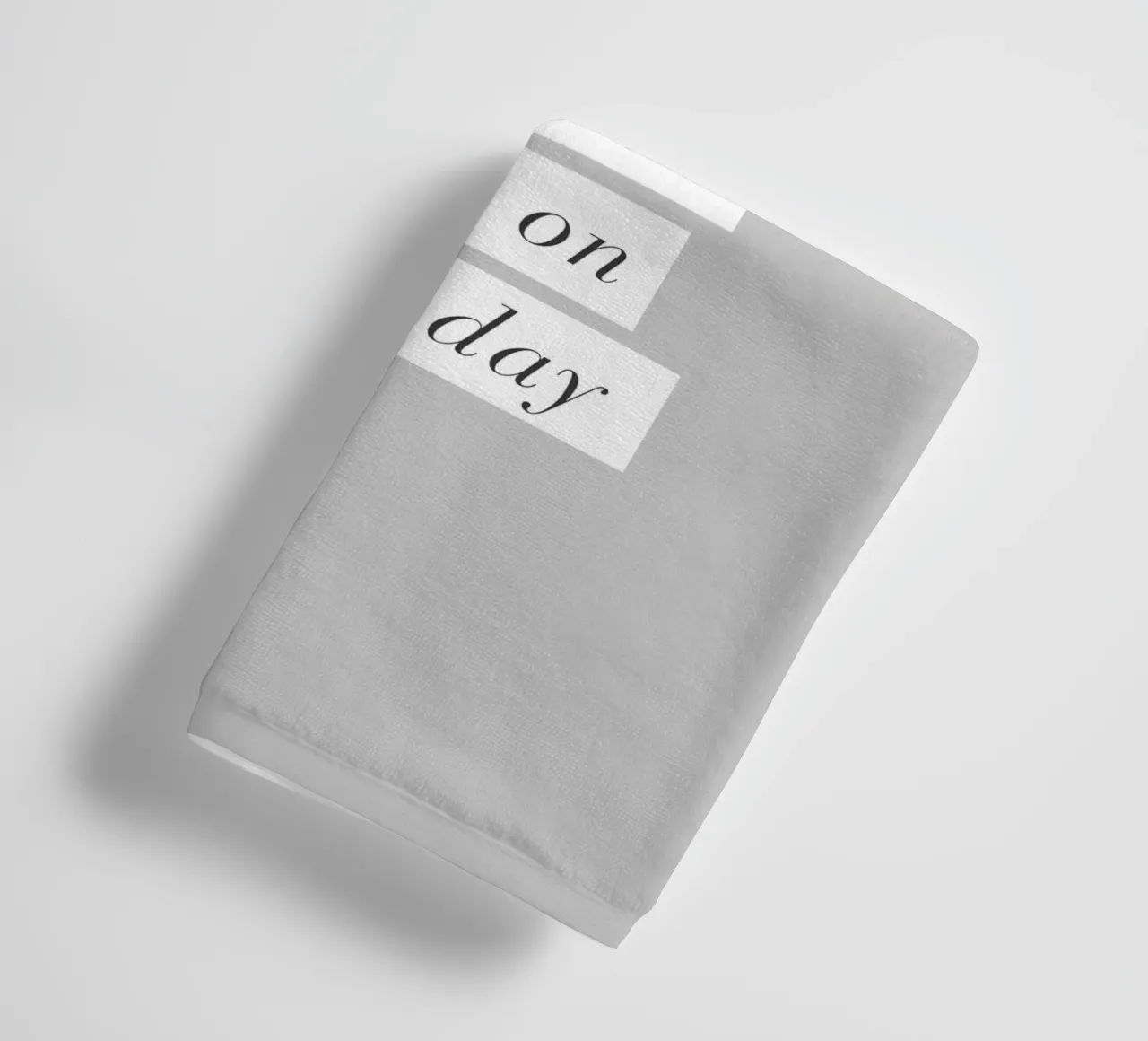 Un buon abbigliamento in una brutta giornata Typografie Design asciugamano da bagno da THE MOTIVATED TYPE