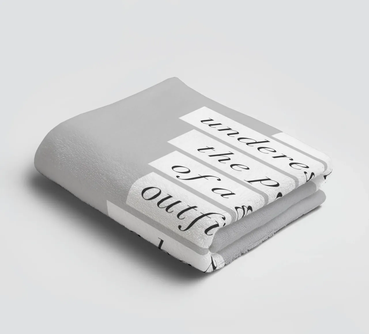 Un buon abbigliamento in una brutta giornata Typografie Design asciugamano da bagno da THE MOTIVATED TYPE