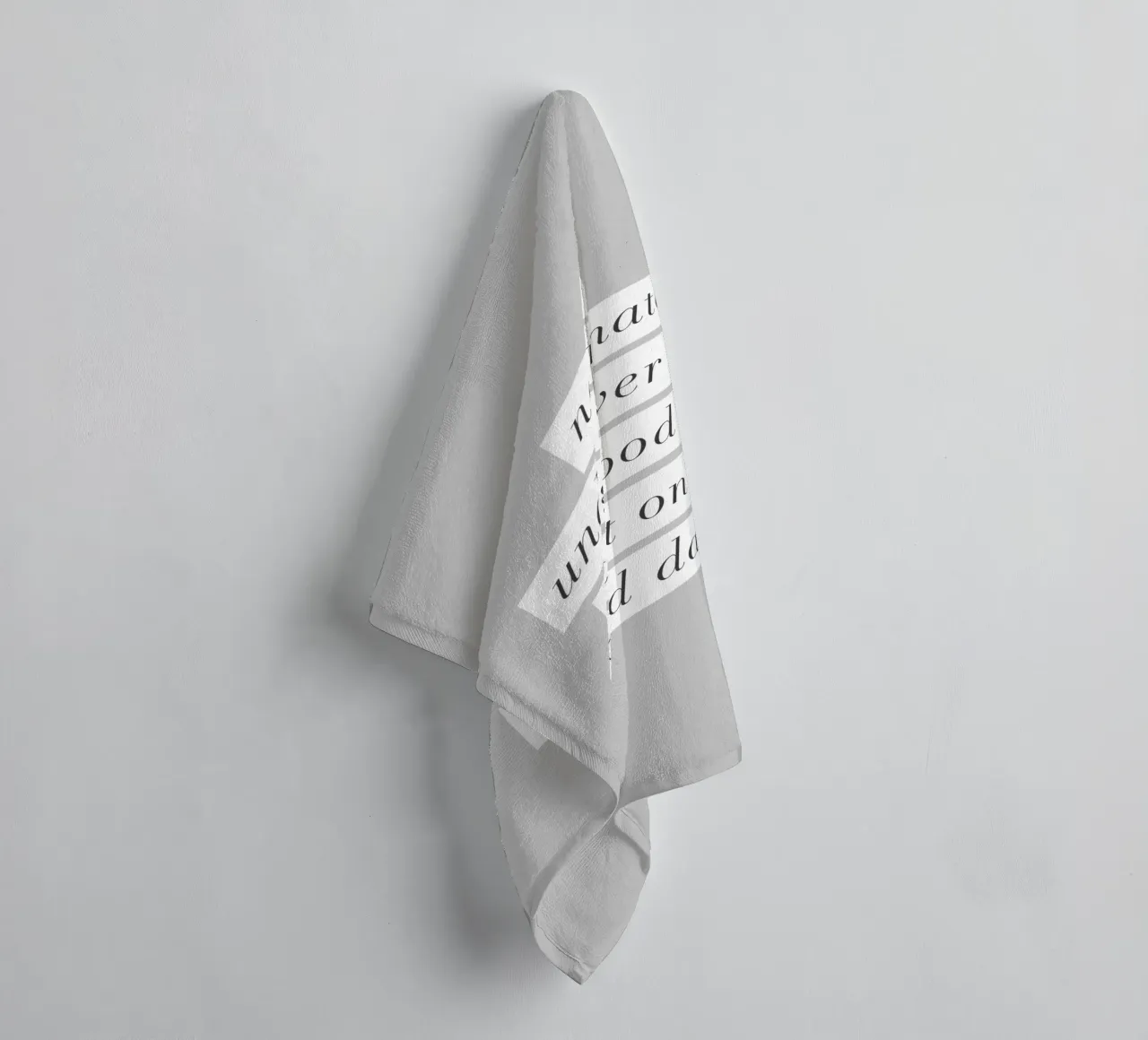 Un buon abbigliamento in una brutta giornata Typografie Design asciugamano da bagno da THE MOTIVATED TYPE
