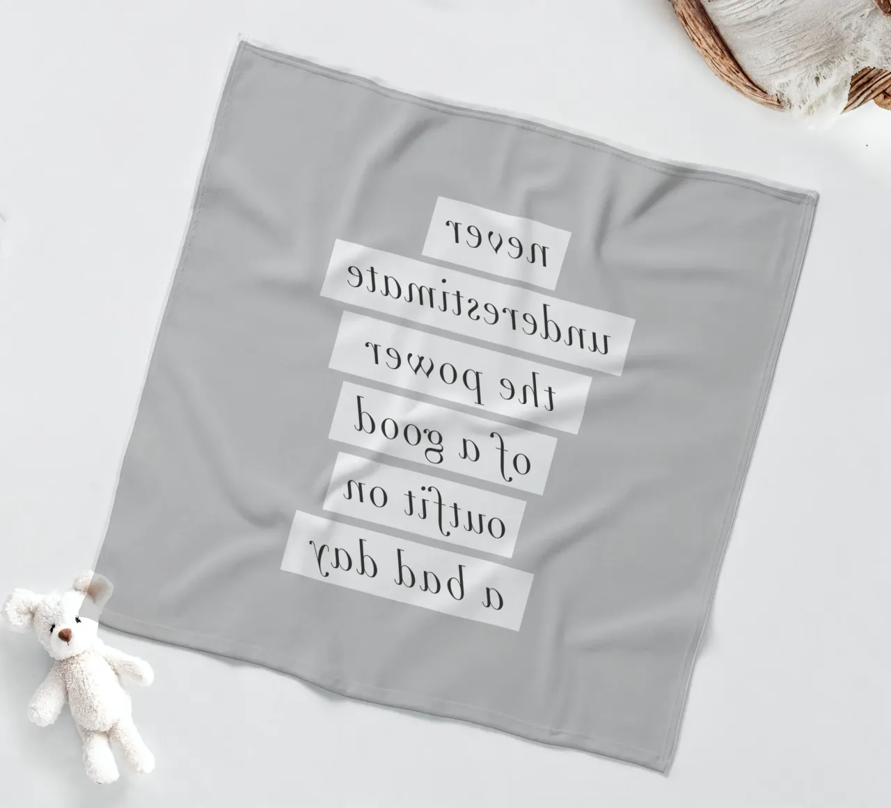 Un buon abbigliamento in una brutta giornata Typografie Design coperta in pile da THE MOTIVATED TYPE