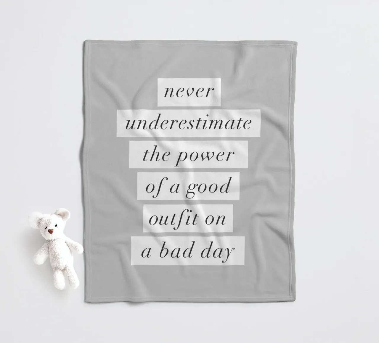 Un buon abbigliamento in una brutta giornata Typografie Design coperta in pile da THE MOTIVATED TYPE