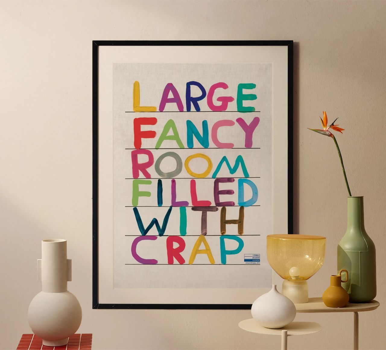 Großes, schickes Zimmer, gefüllt mit Schrott Poster von Davidprint