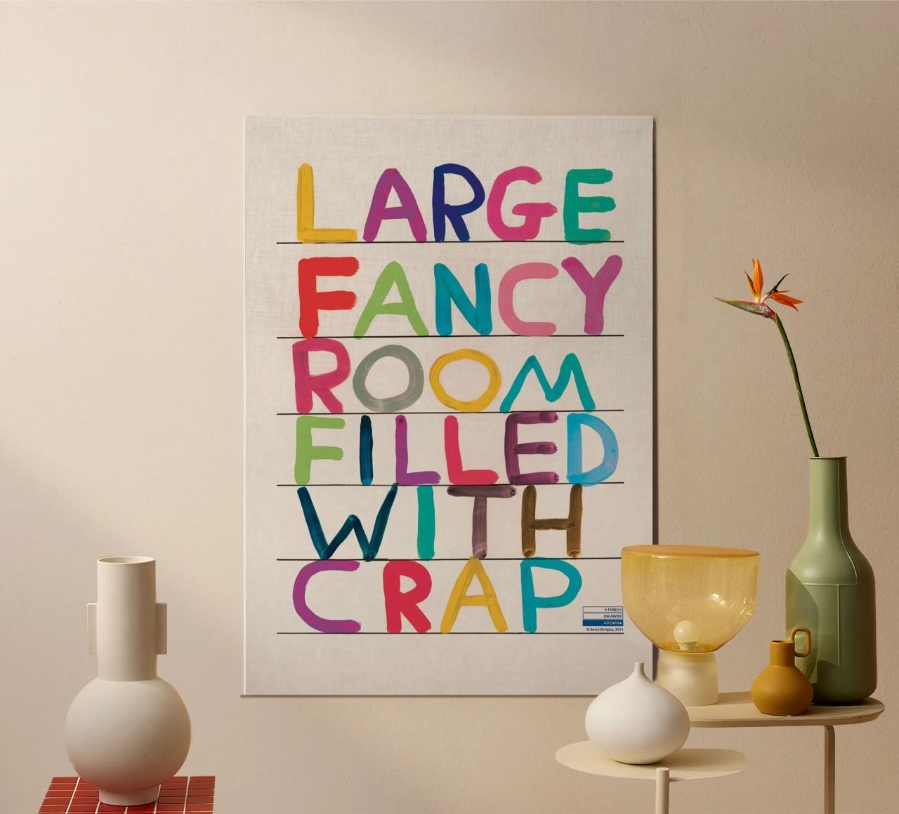 Großes, schickes Zimmer, gefüllt mit Schrott Poster von Davidprint