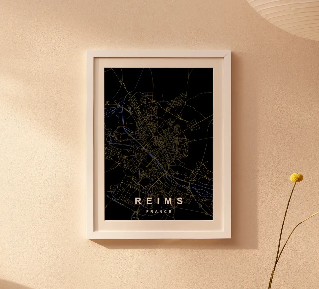 Mappa della città di Reims Francia nero e oro poster con telaio in legno da Cartographers Library