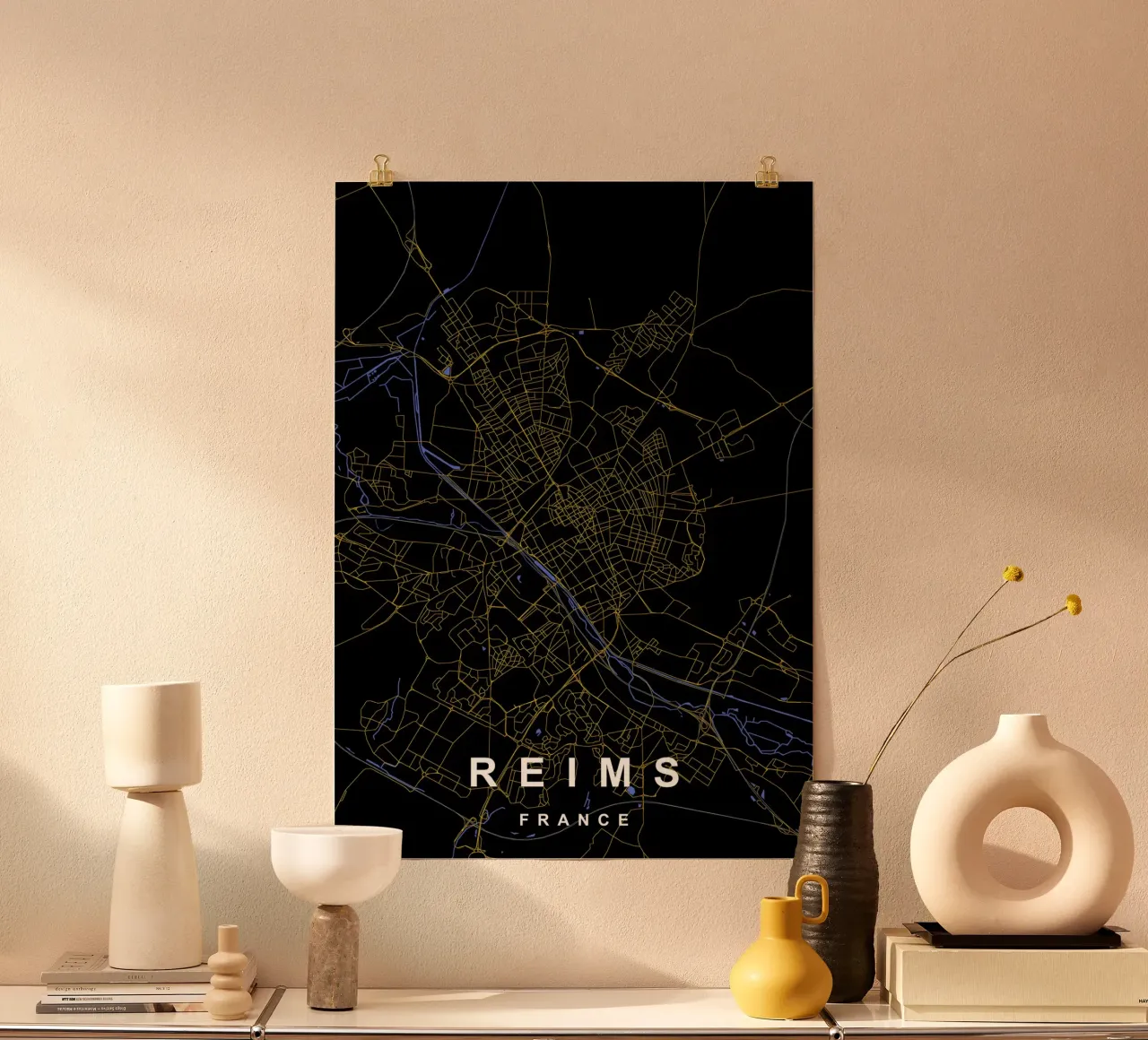 Mappa della città di Reims Francia nero e oro poster con telaio in legno da Cartographers Library