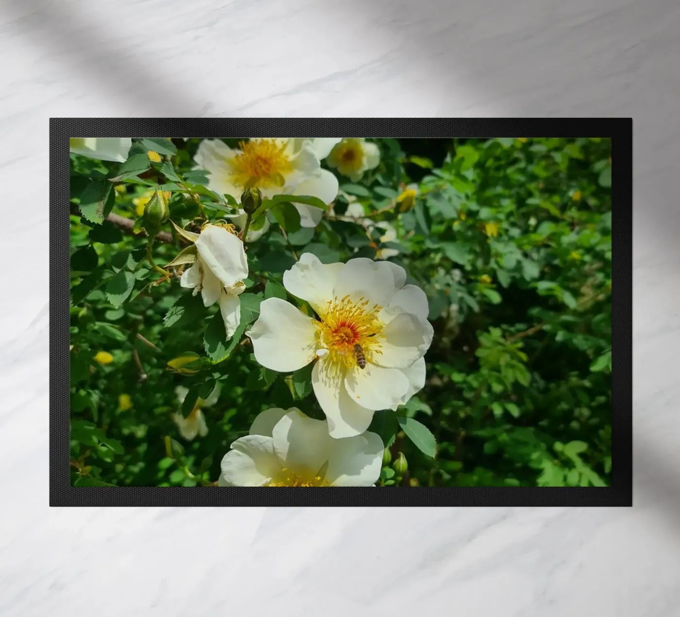 Biene und Blume Fußmatte von Buntblick