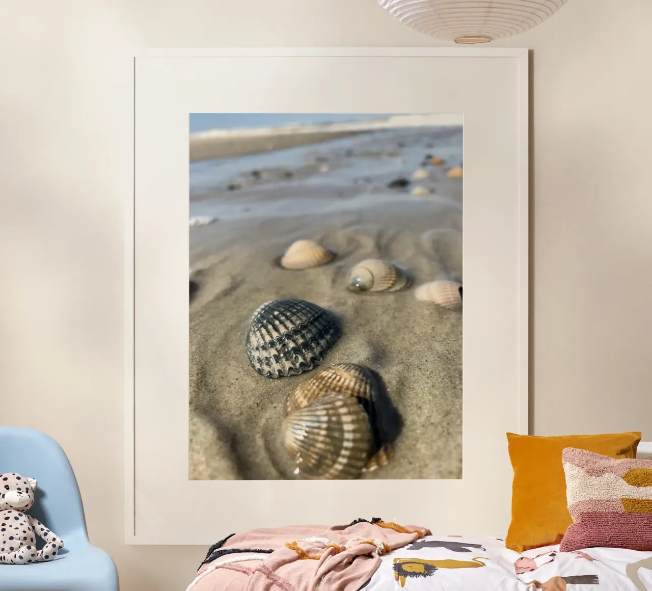 Muscheln im Meer Poster mit Kunststoffrahmen von Sophies