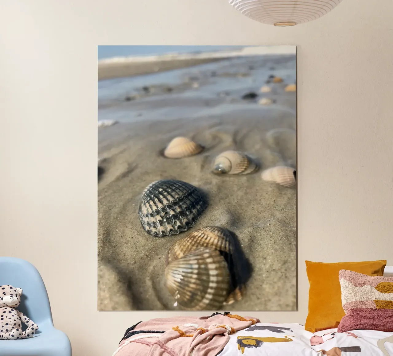 Muscheln im Meer Poster mit Kunststoffrahmen von Sophies